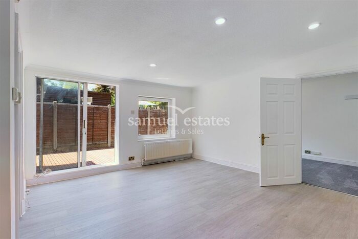2 Bedroom Flat To Rent In Replingham Road, Southfields, SW18