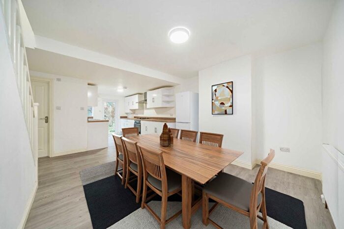 2 Bedroom Property To Rent In Fountain Road, London, SW17