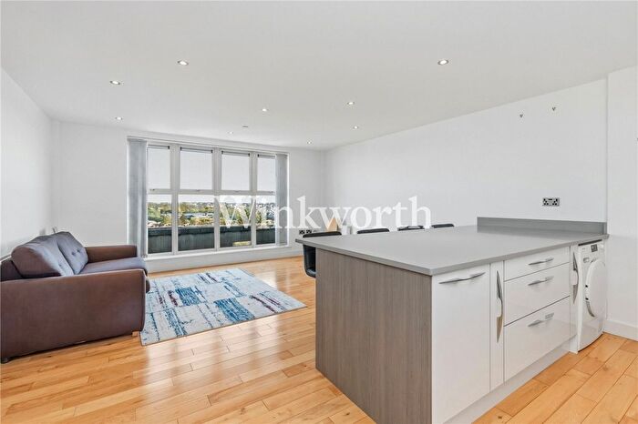 2 Bedroom Flat For Sale In Chase Side, London, N14