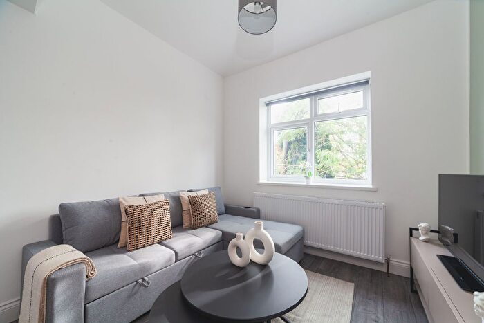 2 Bedroom Flat To Rent In Llanvanor Road, London, NW2