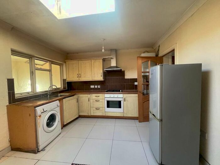 5 Bedroom Semi-Detached House To Rent In Waye Avenue, Hounslow, TW5