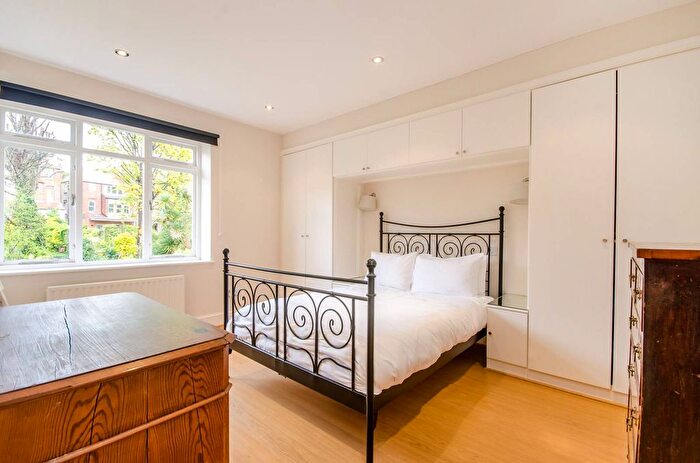 2 Bedroom Flat For Sale In Claremont Road, Highgate, London, N6