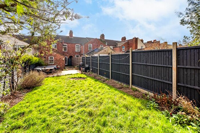 3 Bedroom Terraced House For Sale In Hawthorn Road, Kettering, NN15