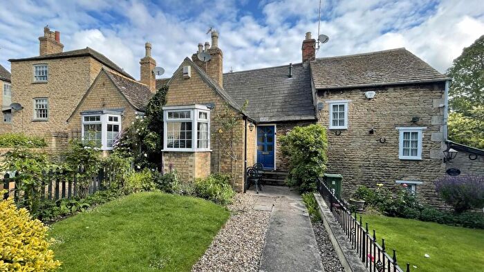 2 Bedroom Cottage To Rent In Water Street, Stamford, PE9