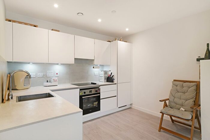 2 Bedroom Flat To Rent In Farine Avenue, Hayes, UB3