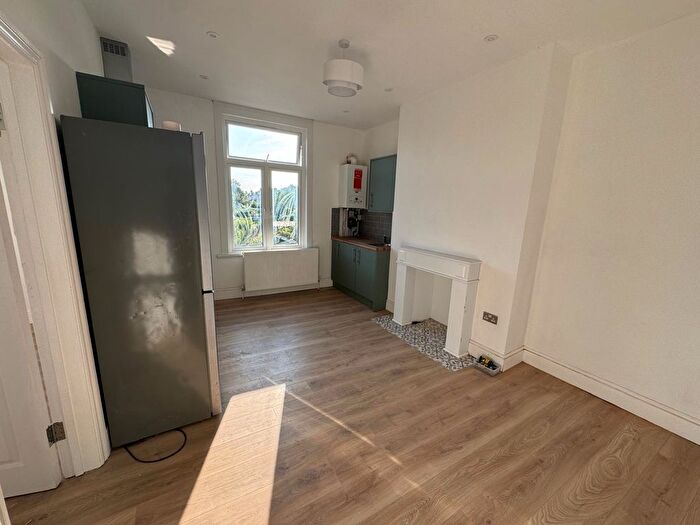 3 Bedroom Flat To Rent In Cranbrook Road, Ilford, IG1