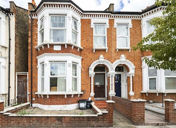 3 Bedroom Flat To Rent In Tooting Bec Road, London, SW17
