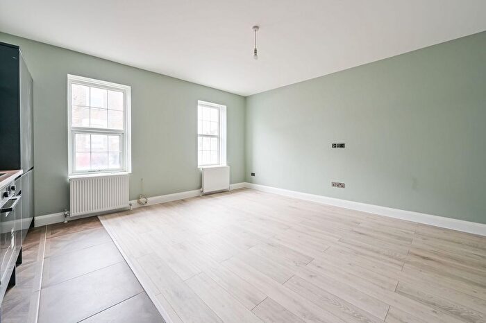 Studio To Rent In St. James's Street, London, Walthamstow, London, E17