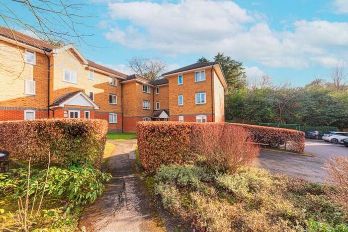 2 Bedroom Flat To Rent In Masefield Gardens, Crowthorne, RG45