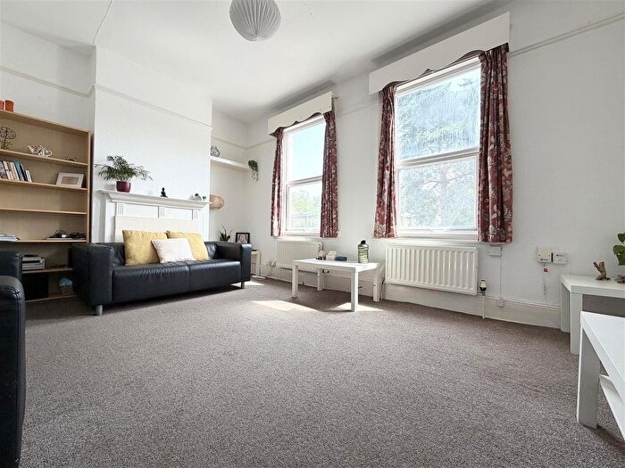 2 Bedroom Flat For Sale In Park Road, Kingston, KT2