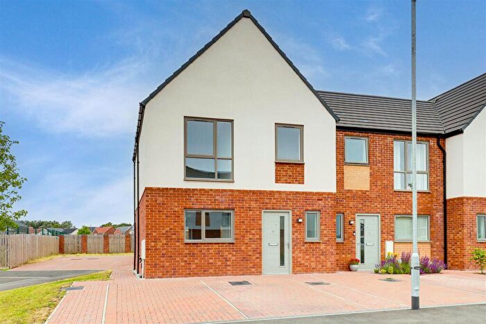 3 Bedroom Town House To Rent In Harker Close, Hucknall, Nottinghamshire, NG15
