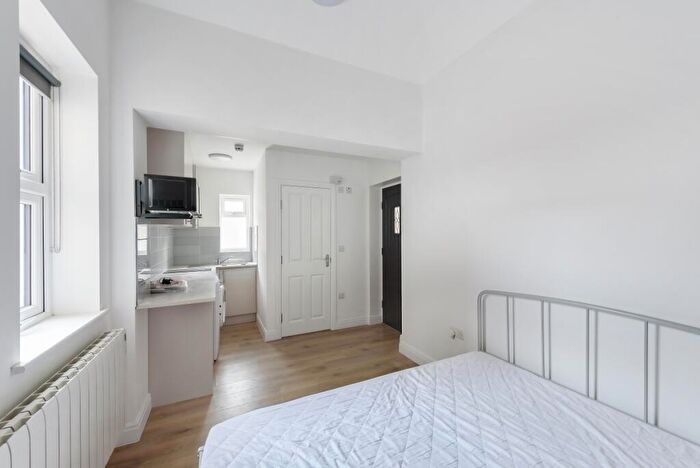 Flat To Rent In Yew Grove, London, NW2