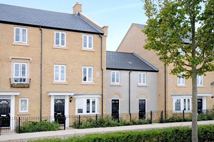 4 Bedroom Semi-Detached House To Rent In Whitelands Way, Bicester, OX26