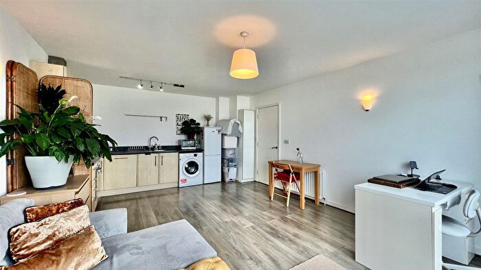 1 Bedroom Flat For Sale In Canalside Gardens, Southall, UB2