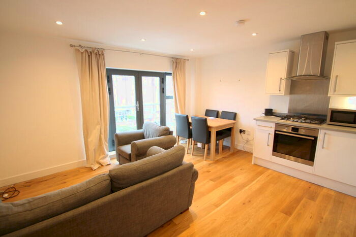 2 Bedroom Flat To Rent In Berkeley Court, Masons Hill, Bromley, BR2