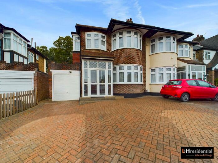 3 Bedroom Semi-Detached House To Rent In Chase Way, London, N14