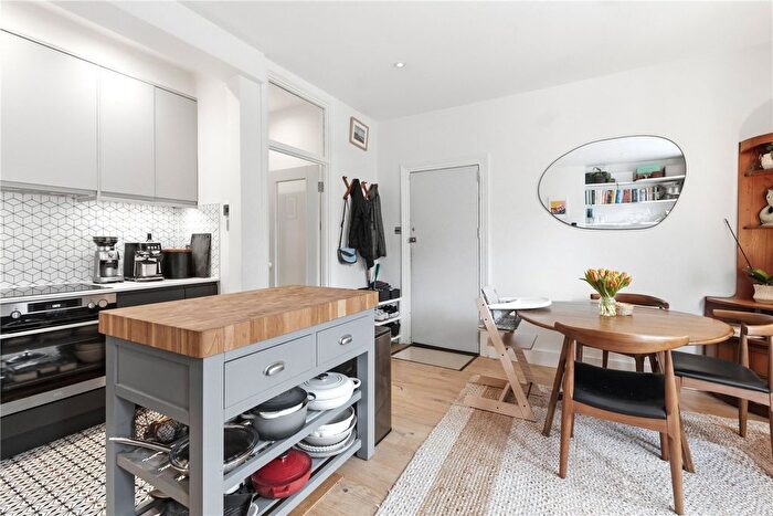 2 Bedroom Flat For Sale In Solway Road, East Dulwich, London, SE22