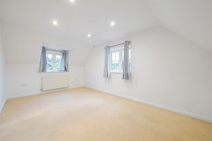 3 Bedroom Detached House For Sale In Dorking Road, Tadworth, KT20