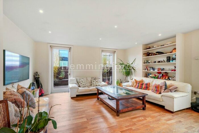 3 Bedroom Flat To Rent In Baker Street, Marylebone, W1U