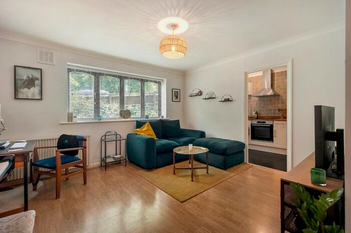 1 Bedroom Flat To Rent In Farquhar Road, London, SE19