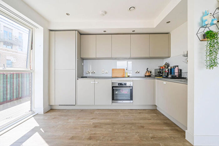 3 Bedroom Flat For Sale In Wray Avenue, Silvertown, London, E16