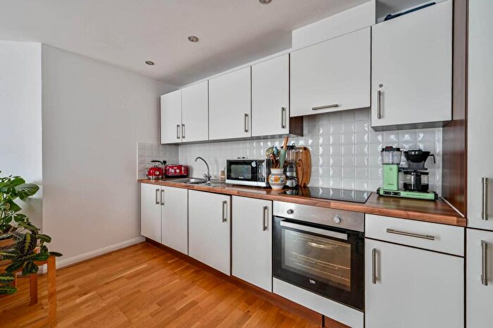 1 Bedroom Flat For Sale In Martyr Road, Guildford, GU1