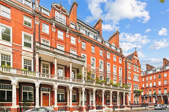 3 Bedroom Flat To Rent In Cadogan Square, London, SW1X