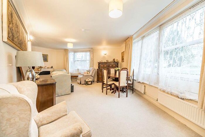 2 Bedroom Flat For Sale In Heathside, Weybridge, KT13