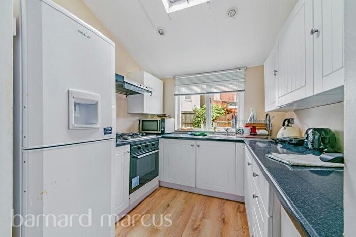 4 Bedroom Property To Rent In Garratt Lane, London, SW17
