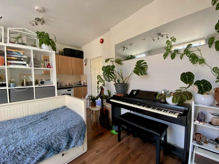 Flat To Rent In Offord Road, Islington, N1