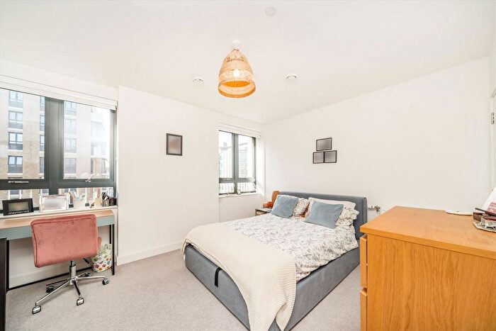 2 Bedroom Flat For Sale In Lakeside Drive, Park Royal, NW10