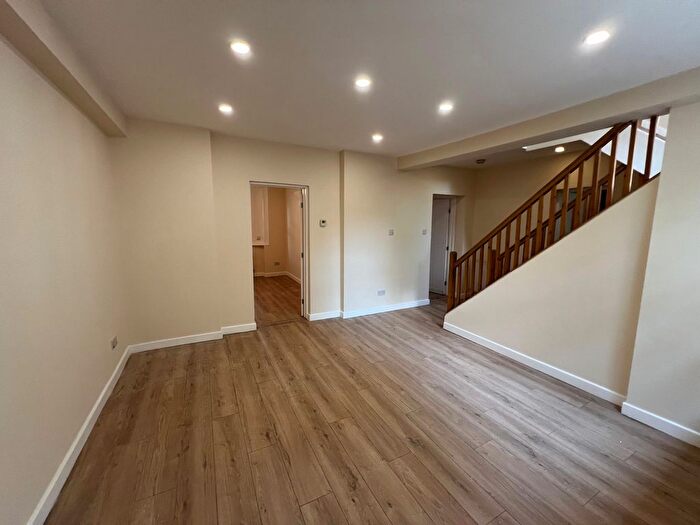 3 Bedroom Flat To Rent In Manor Avenue, Lewisham, SE4