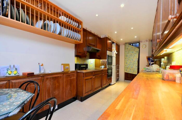 2 Bedroom Flat To Rent In Portland Place, Marylebone, London, W1B