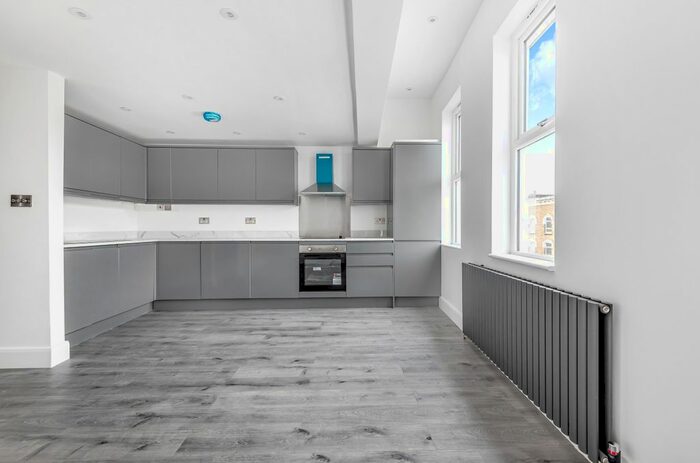 3 Bedroom Flat To Rent In Uxbridge Road, London, W12