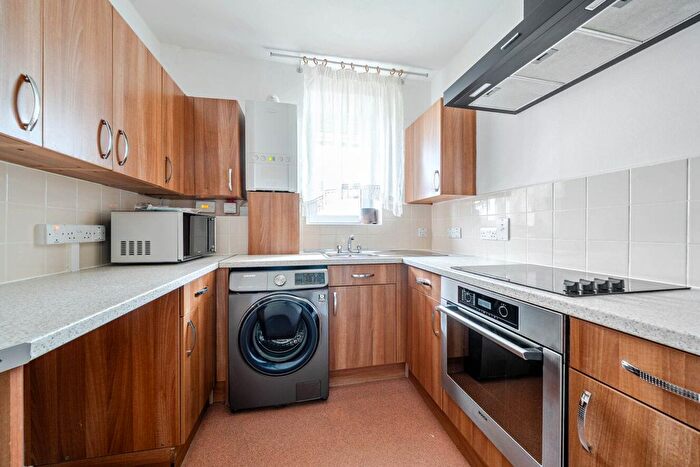 3 Bedroom Flat To Rent In Lilford Road, London, SE5