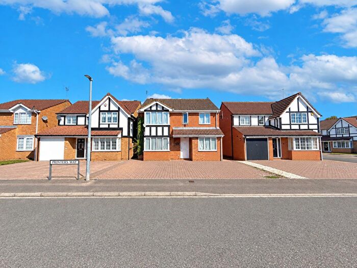 4 Bedroom Detached House For Sale In Printers Way, Dunstable, LU6