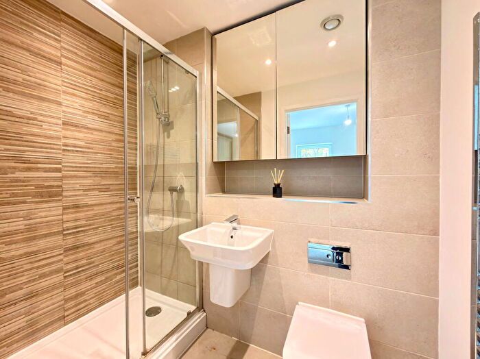 2 Bedroom Flat For Sale In Lakeside Drive, Park Royal, NW10