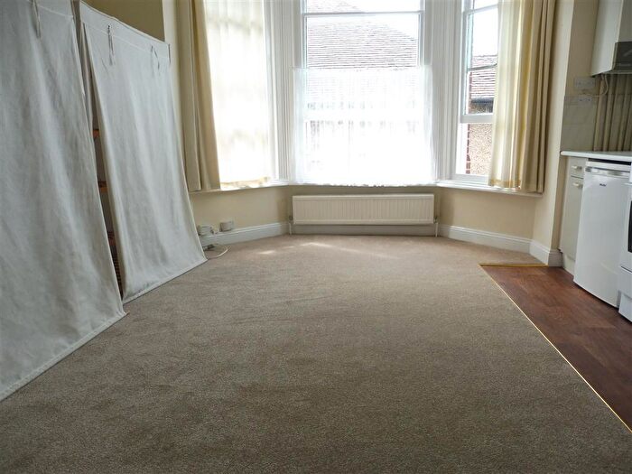 Flat To Rent In Hill Lane, Southampton, SO15