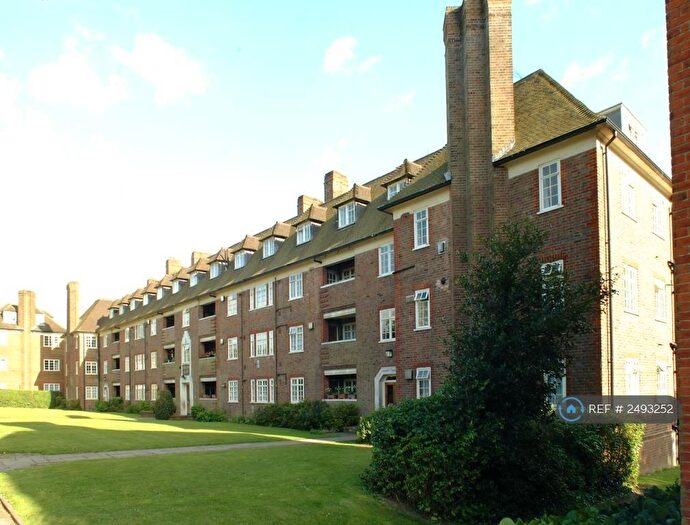 Studio To Rent In Lyttelton Court, London, N2