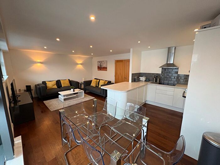 2 Bedroom Flat To Rent In Deanery Road, Bristol, BS1