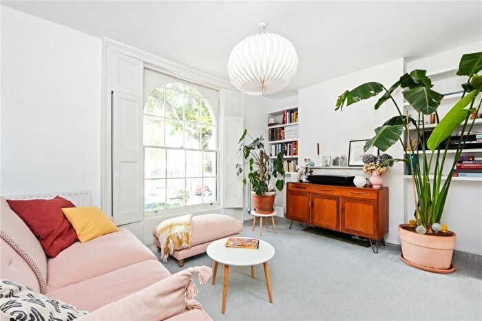 2 Bedroom Apartment To Rent In Buckingham Road, London, N1