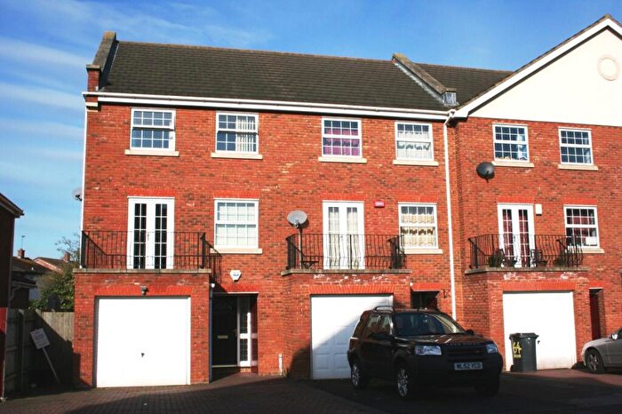 4 Bedroom End Of Terrace House To Rent In Blunden Drive, Langley, Berkshire, SL3