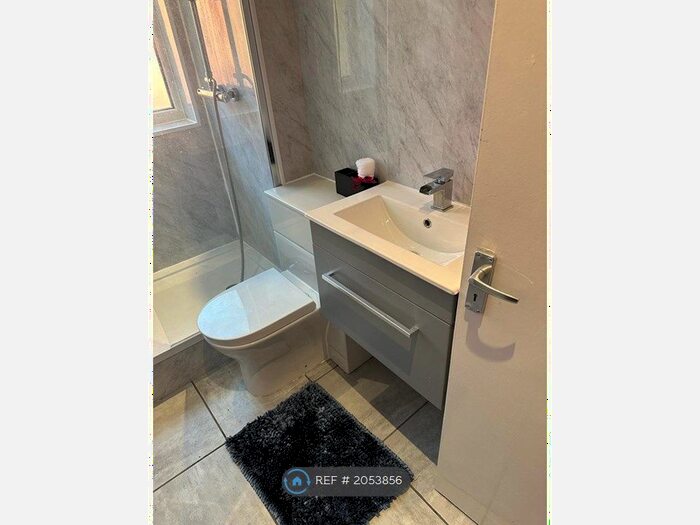 Studio To Rent In Circular Road, Manchester, M25