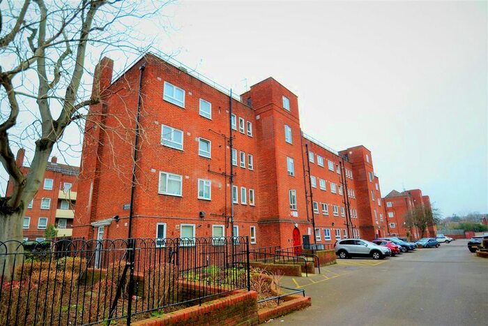 3 Bedroom Flat To Rent In Brangbourne Road, Bromley BR1