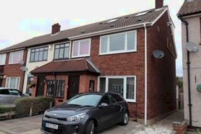 4 Bedroom House To Rent In St. Matthews Close, Rainham, RM13