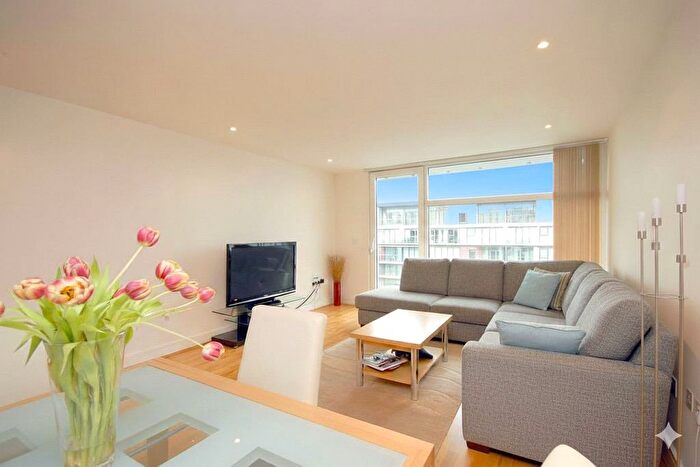2 Bedroom Flat To Rent In Queenstown Road, London, SW11