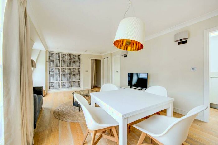 Mews To Rent In Redcliffe Mews, Chelsea, London, SW10