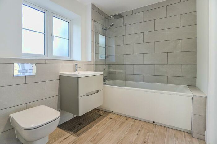 3 Bedroom Chalet For Sale In Eastfield Lane, Ringwood, Hampshire., BH24