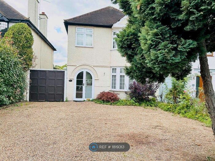 4 Bedroom Detached House To Rent In Little Bushey Lane, Bushey, WD23