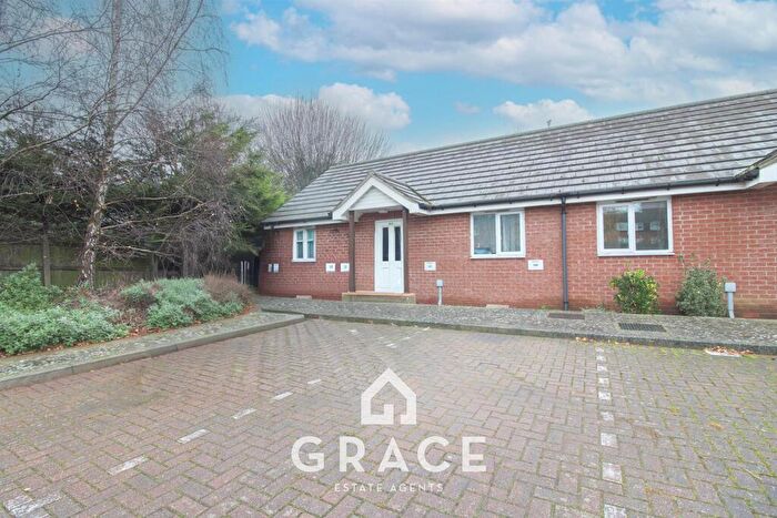 2 Bedroom Bungalow For Sale In Foxhall Road, Ipswich, IP3